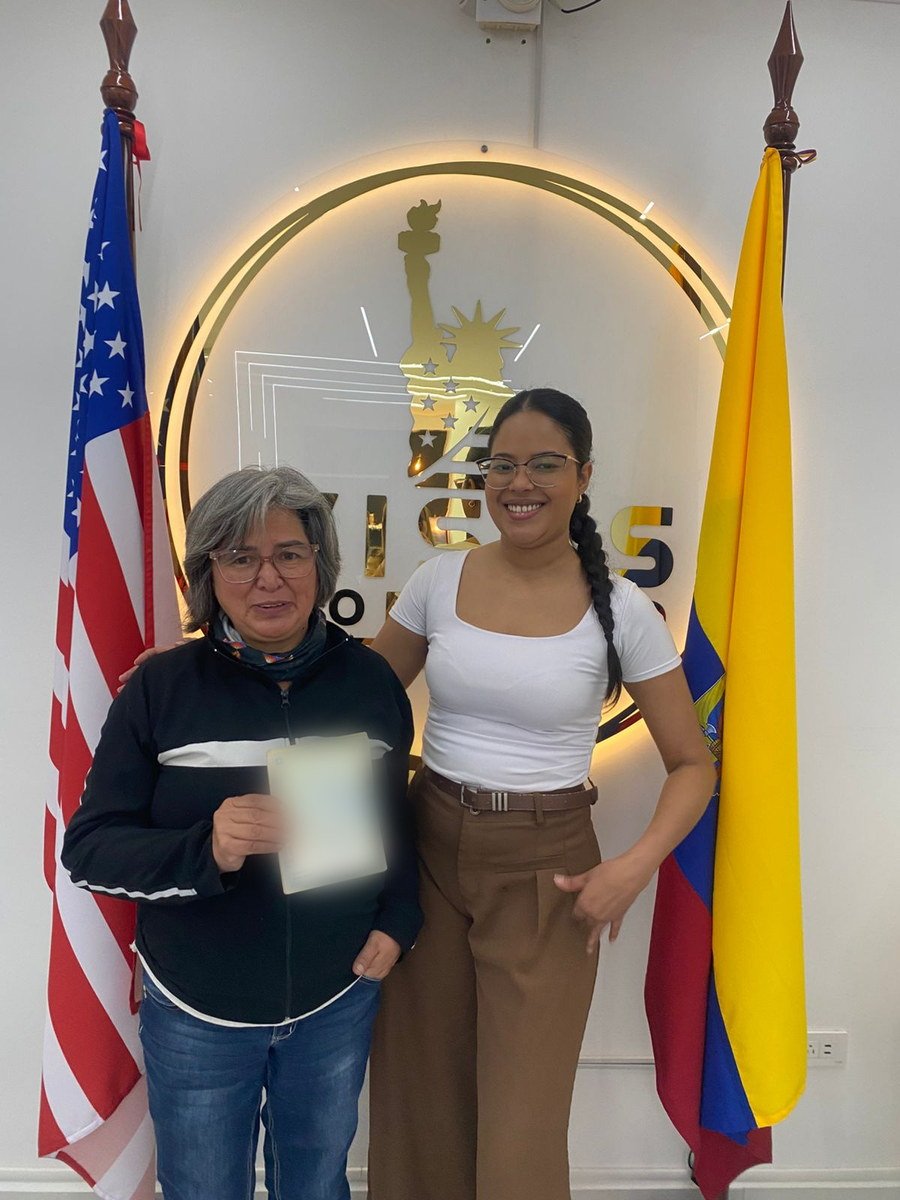 Clienta de Visas World Pro junto a una asesora en la oficina de Quito