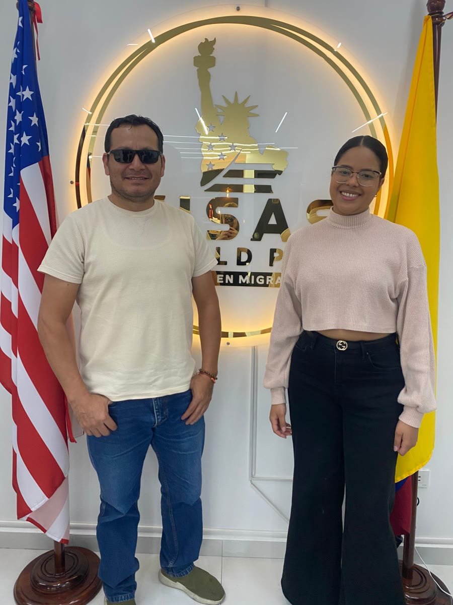 Cliente de Visas World Pro junto a una asesora en la oficina de Quito