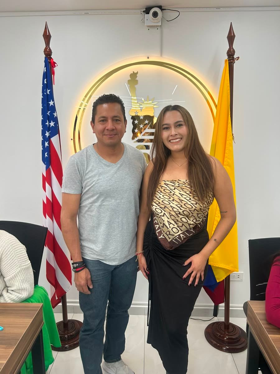 Clientes de Visas World Pro en la oficina de Quito