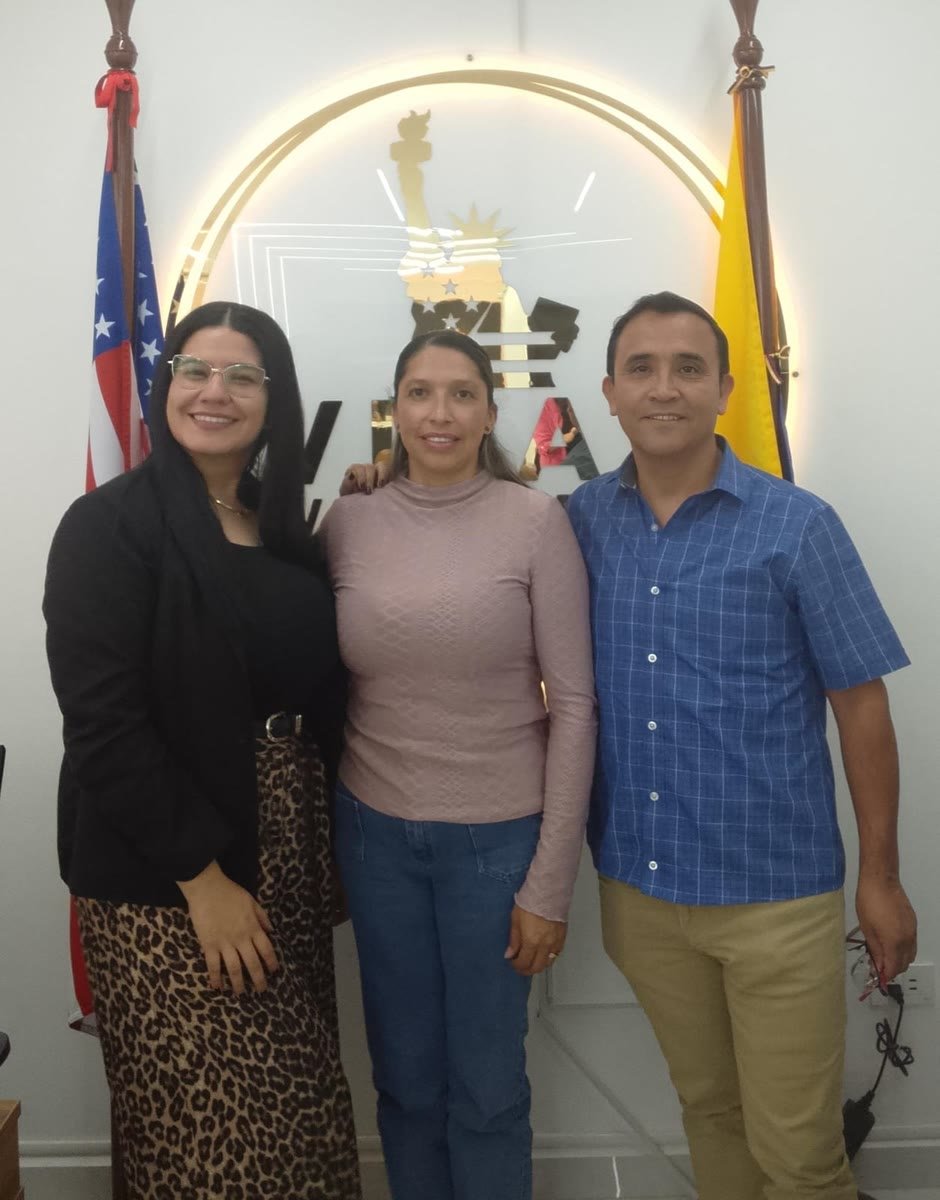 Clientes de Visas World Pro acompañados por el equipo en la oficina de Quito